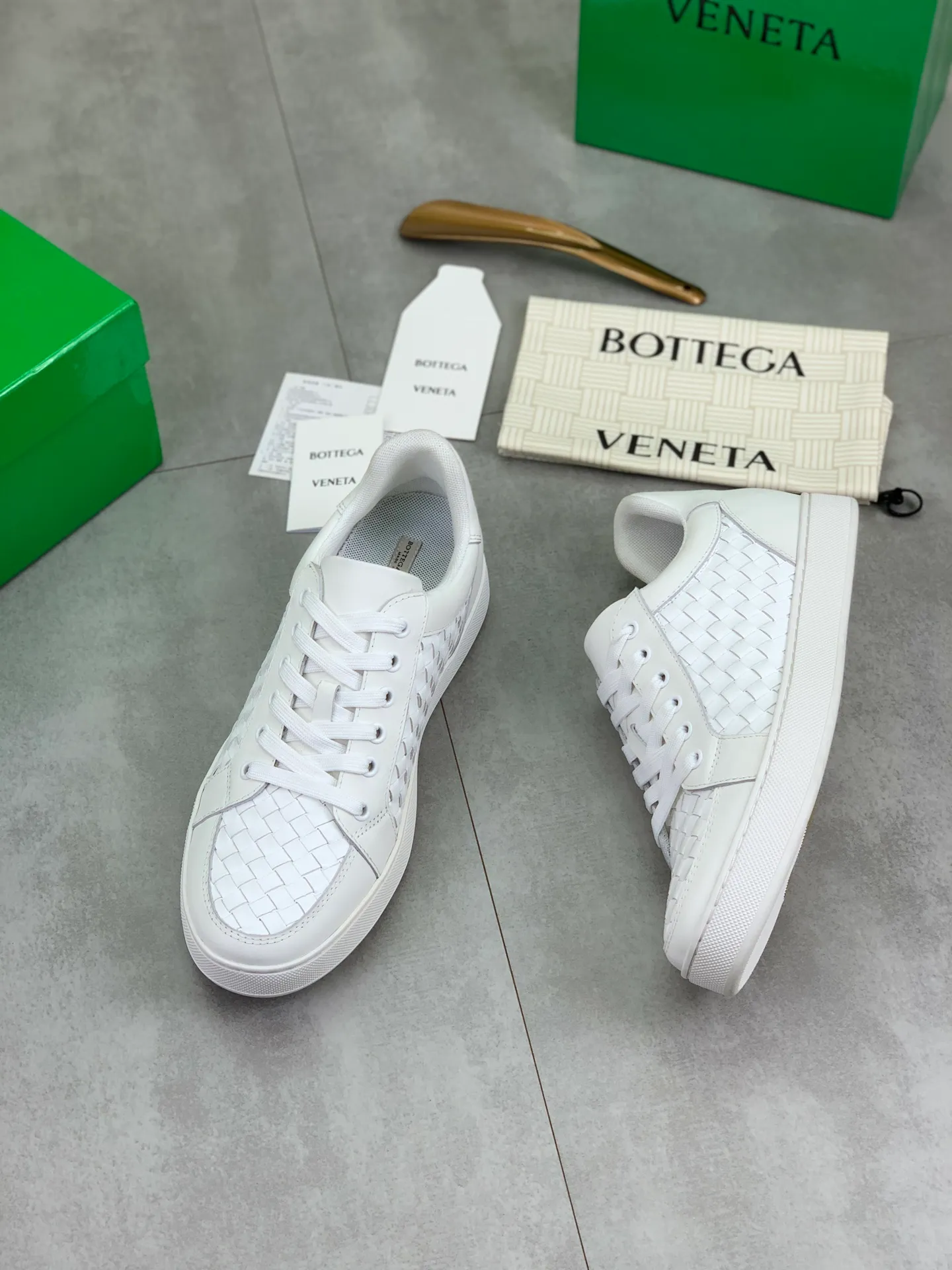 Factory price P720 💰Top quality💎💎💎 BOTTEGA VENETA official website synchronous couple👫The latest top version of the highest version of BV high-top casual shoes in the market, accept material comparison, shoe type comparison, process comparison, practical and textured, versatile, suitable for any occasion, the more you look at it, the more flavorful it becomes. Pure hand-woven craftsmanship - upper material, imported original woven calfskin - high-quality water-dyed cowhide inside - original private model customized outsole -Size: male 39-44 (customized 38 45 46) female 35-39 (customized 34 40 41) Comes with original BV green box, complete packaging.